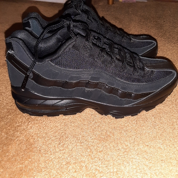 Nike Air Max '95 Shoes - Picture 8 of 10